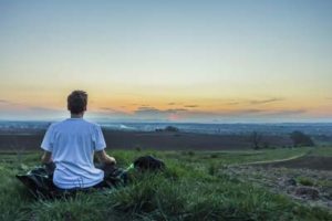 Pour un retour affectif, la magie blanche s'appuie sur la prière et la spiritualité.